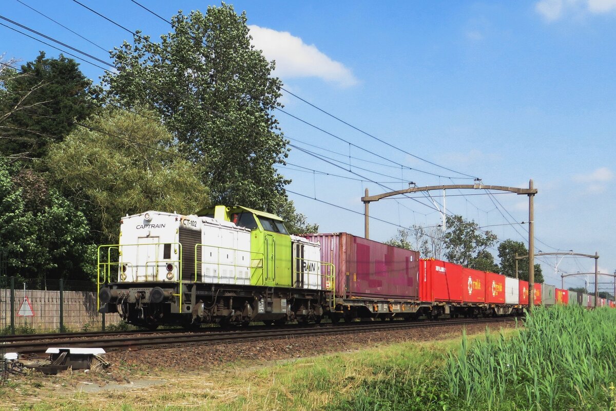 CapTrain CT-102 schleppt ein Containerzug aus geleen-Lutterade durch Hulten nach Moerdijk am 9 Juli 2021.