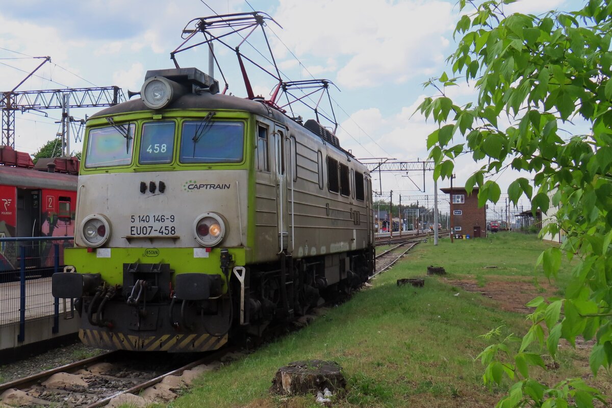 CapTrain Polska EU07-458 nimmt sich eine Pause in Rzepin am 3 Mai 2024.