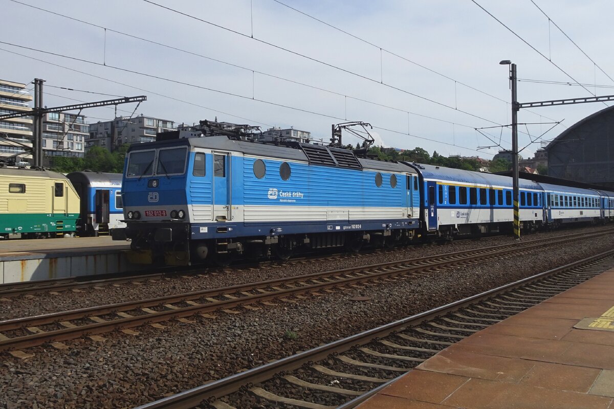 CD 162 012 steht am 22 Mai 2023 in Praha hl.n. -der 2. Wagen ist eine fr�here �BB Wagen. 