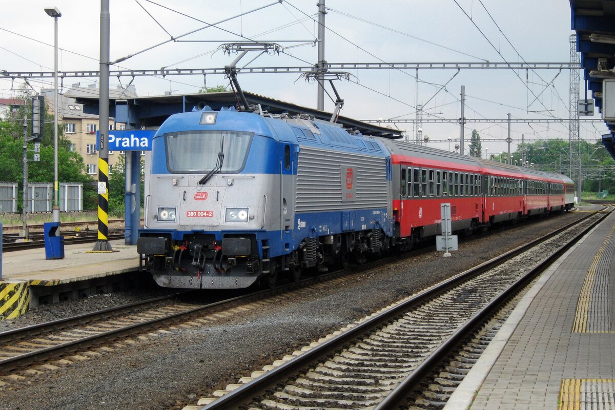 CD 380 004 verlässt am 14 Mai 2012 Praha-Liben. Die erste zwei Reisewagen sind von ÖBB gekauft worden, waren jedoch nicht umlackiert.