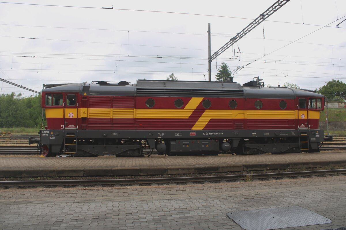 CD 754 043 steht am trüben Mitag von 28 Mai 2025 mit Quasi-Retrolackierung in Jihlava.