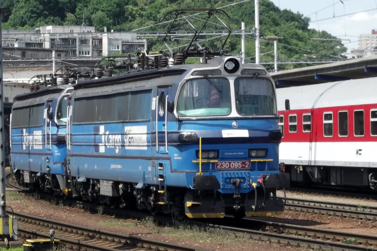 CDC 230 095 schiebt ein Schwesterlok durch Bratislava hl.st. am 31 Mai 2015.