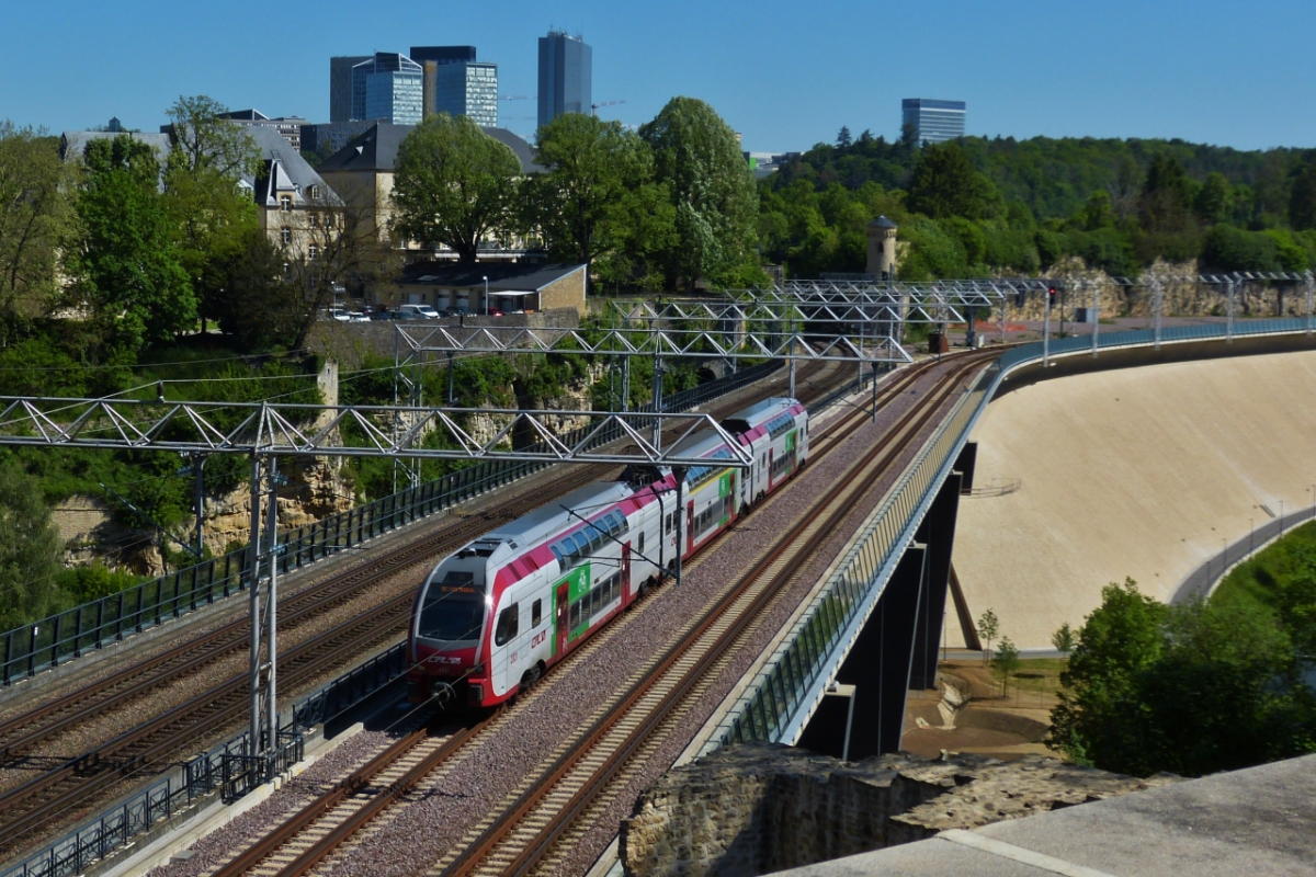 CFL 2321 aus Wasserbillig kommend wir gleich in die Unterführung vor dem Bahnhof von Luxemburg einfahren. 01.06.2021 
Endlich ist die neue Fotostelle in der Stadt Luxemburg zugänglich, Baustelle beendet, zusehen ist das neue 4 Gleisige Teilstück mit im Hintergrund die Streckenteilung, rechts in Richtung Wasserbillig Linie 30, links in Richtung Troisvierges, Linie 10.