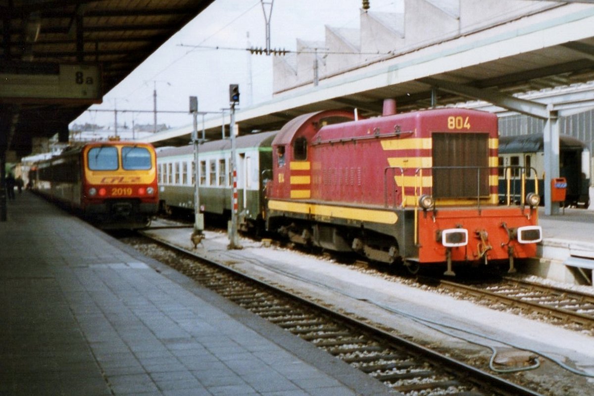 CFL Altlok 804 rangiert auf dieser Scanbild in Luxembourg Gare Centrale am 24 Juli 1998.