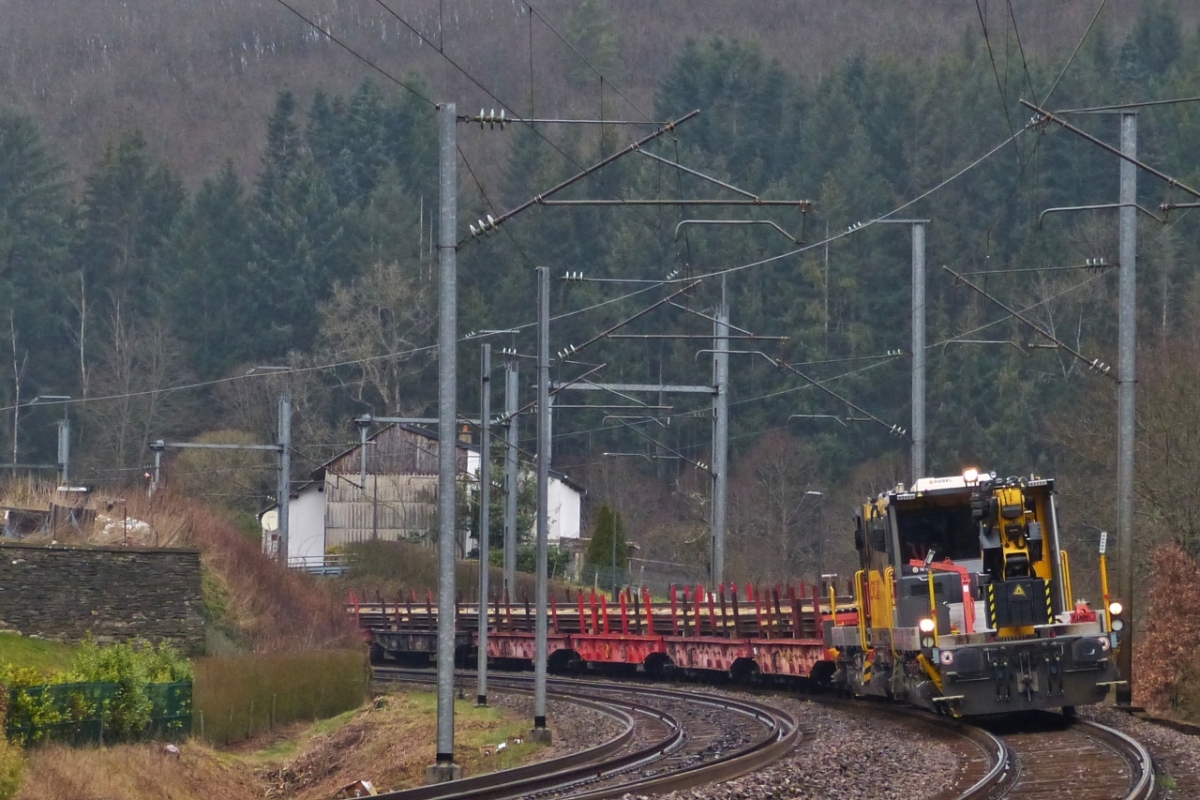 CFL Robbel 711 + 714 ziehen einen Wagenzug mit 8 Flachwagen beladen mit Schienen langsam an Drauffelt vorbei, wo in langsamer Fahrt jeweils  2 Schienen ins Gleisbett abgelegt werden. 05.04.2021