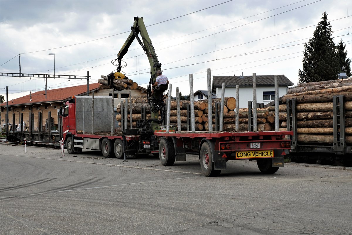 Chemins de fer du Jura, CJ.
Verlad von Gütern auf Bahnwagen der schmalen und normalen Spur.
Holzverlad ab dem Lastwagen in Les Reussilles am 6. Juni 2018. 
Foto: Walter Ruetsch 
