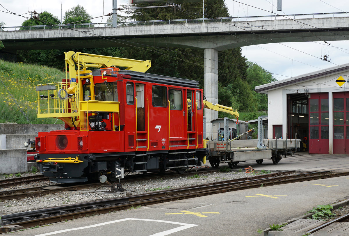 Chemins de fer du Jura, CJ.
Verlad von G�tern auf Bahnwagen der schmalen und normalen Spur.
Kabelrollenverlad in Tramelan am 6. Juni 2018. Dieser Dienstzug wurde mit dem frisch revidierten Xm 509 gef�hrt.
Foto: Walter Ruetsch 