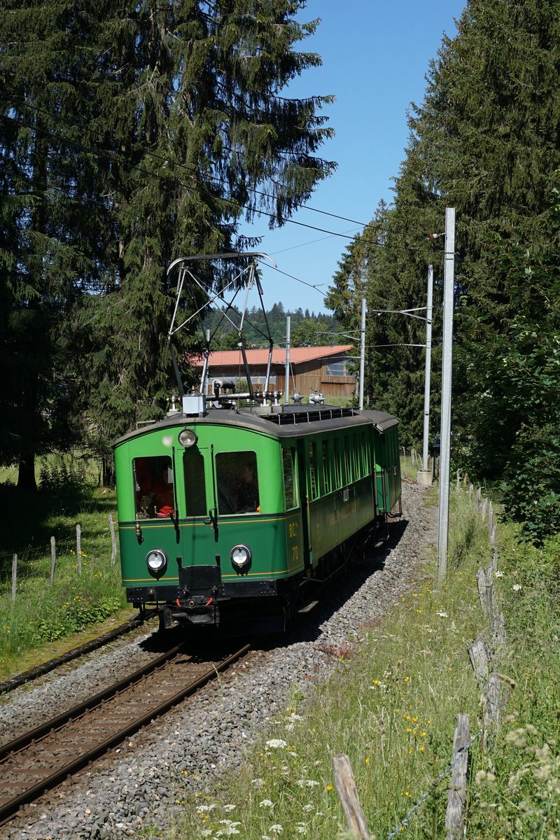 Chemins de fer du Jura, CJ.
Sommeridylle vom Jura.
Sonderzug bestehend aus dem BCe 2/4 70 und dem TT C7 auf der Fahrt nach Glovelier bei Pré-Petitjean am 23. Juni 2018.
Der historische Triebwagen der CJ wurde von SWS/BBC gebaut und im Jahre 1913 in Betrieb genommen. 
Foto: Walter Ruetsch 
