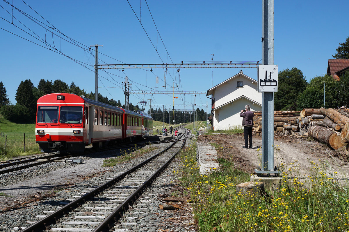 Chemins de fer du Jura, CJ.
Sommeridylle vom Jura.
Regionalzug nach Glovelier beim Zwischenhalt auf dem Bahnhof Pré-Petitjean am 23. Juni 2018.
Auch im sehr ruhigen Jura gibt es die rücksichtslosen Bahnfotografen die im letzten Moment dem bereits lange Zeit wartenden Fotografen einfach so in's Bild laufen!!!  
Foto: Walter Ruetsch 
