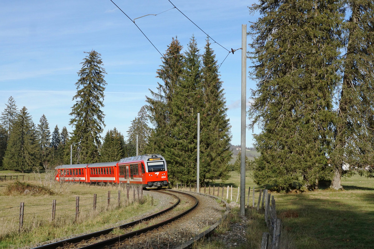 Chemins de fer du jura/CJ.
Herbstliche Impressionen eingefangen bei Le Creux-des-Biches am 13. September 2020.
Foto: Walter Ruetsch
