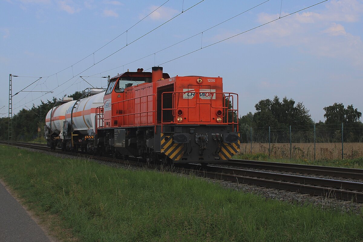 Chemion 275 001 schleppt zwei Kesselwagen durch Kaarst am 23 Juli 2025.