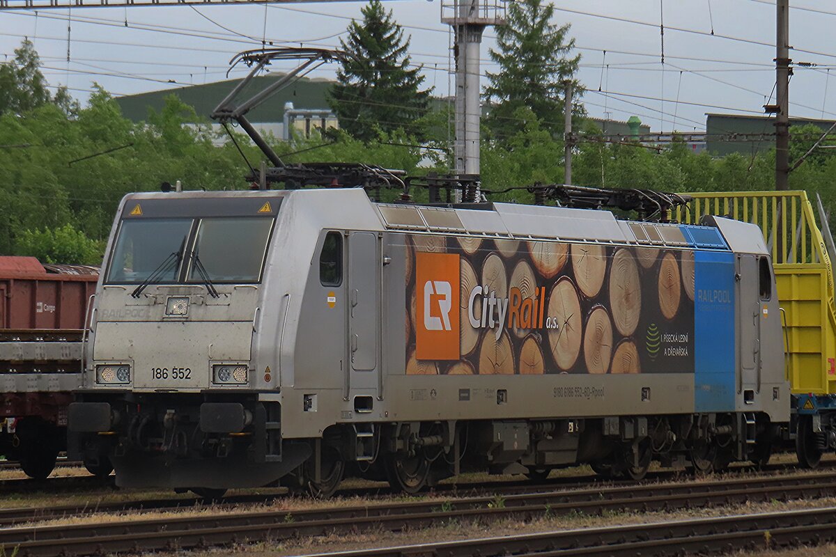 CityRail 186 552 steht am truben Nachmittag von 28 Mai 2025 in Jihlava.