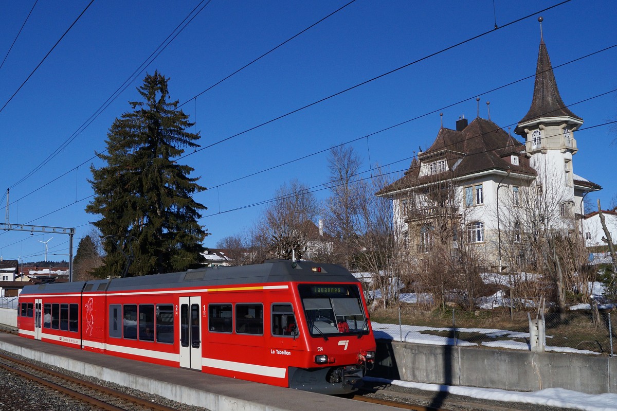 CJ: ABe 2/6 634  LE TABEILLON  bei Les Breuleux am 12. März 2015. Nebst dem historischen Gebäude wurde auch noch die Produktion von Windenergie dokumentiert.
Foto: Walter Ruetsch 