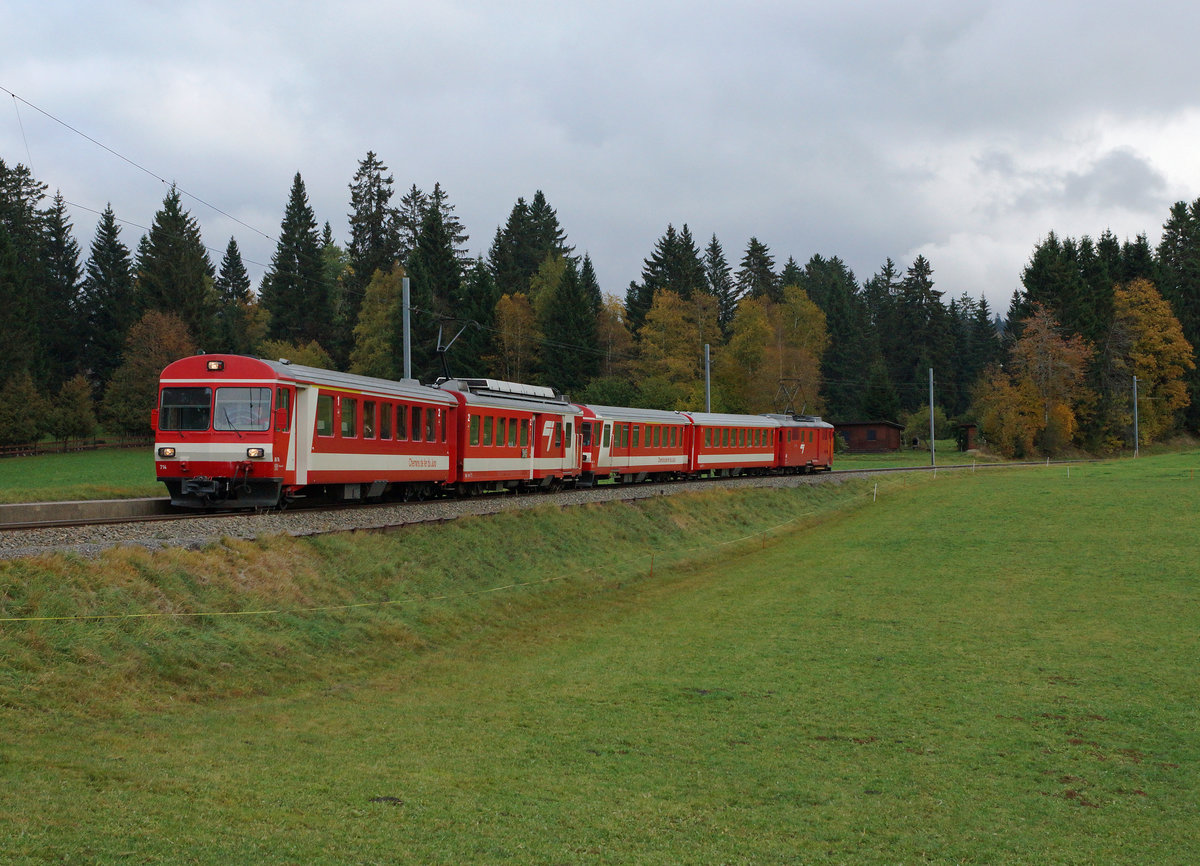 CJ: Verstärkter Regionalzug mit dem BDe 4/4 II 612 und dem Gütertriebwagen De 4/4 II 411 auf der Fahrt nach Glovelier am 21. Oktober 2016. Bald sind solche Züge GESCHICHTE !
Foto: Walter Ruetsch
 