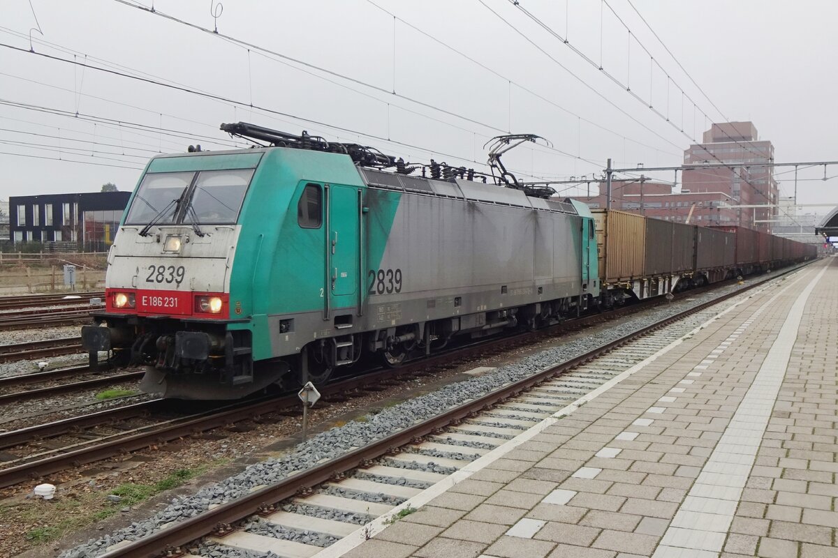 CoBRa 2839 steht am 2 Dezember 2020 mit der Volvo Containerzug in Amersfoort.