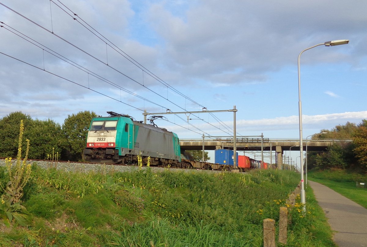 CoBRa\Lineas 2833 passiert Niftrik am 14 Oktober 2018.