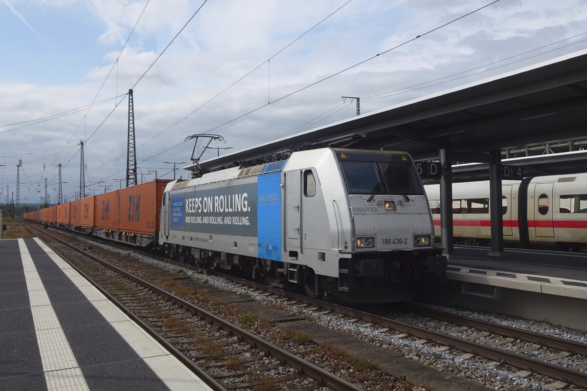 Crossrail 186 436 schleppt ein Containerzug nach Ingolstadt und M�nchen durch Donauw�rth am 18 Mai 2023.