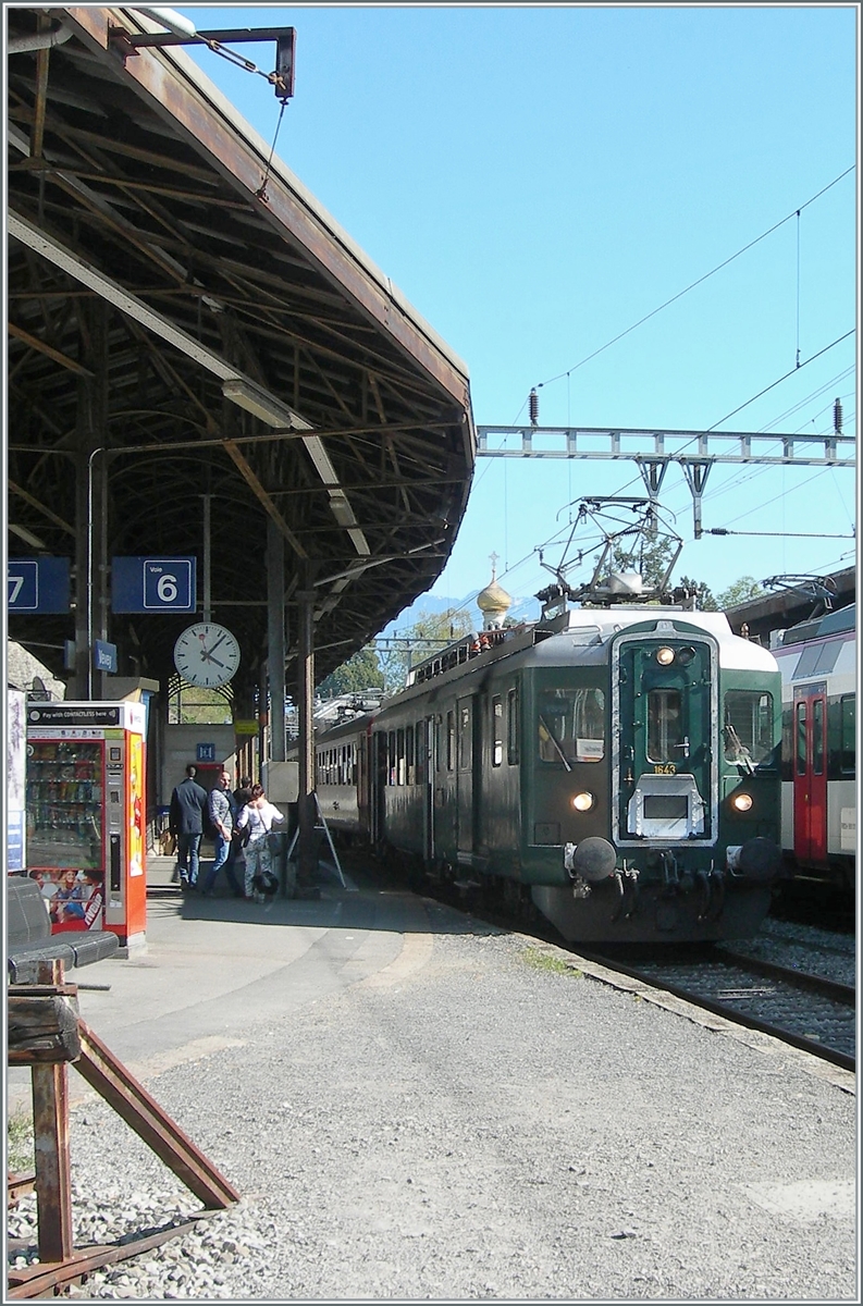 Da die  110-Film2 Analogbider nicht gerade durch ihre Qualität überzeugen, hier noch zwei BDe 4/4 Digitialbilder, wobei meine kleine Knipse mir mit Akku-Problemen nicht alle gewünschten Motive auf den Chip bannte. 

SBB Historic: Der SBB BDe 4/4 1643  Wyländerli  steht in Vevey wie zu alten Zeiten, als  diese Triebzüge auf der Train des Vigens Strecke verkehrten. Hier ist er als Sonderzug im Rahmen der baldigen Betriebseinschränkung durch ETCS von Vevey via Puidoux Chexbres - Lausanne und zurück nach Vevey unterwegs 

17. April 2017