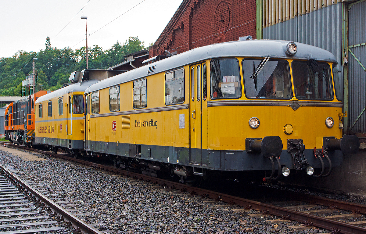 
Da es leicht am Regnen war, hatte ich freies Schussfeld....
Der Gleismesszug 725 002-0 / 726 002-9 der DB Netz Instandhaltung ist am 16.08.2014 im Südwestfälischen Eisenbahnmuseum in Siegen ausgestellt, hier war am 16./17. Aug. 2014 das bekannte Lokschuppenfest.

Spenderfahrzeug von 725 002-0 war der DB 798 676-3, ex DB VT98 9676, diese wurde 1959 von der Waggonfabrik Uerdingen unter der Fabriknummer 66557, und 1974 in dieses Fahrzeug umgebaut.
Der 726 002-9 wurde 1974 bei MBB in Donauwörth unter der Fabriknummer  09 27 gebaut.

Die Kontrolle der Fahrwege erfolgte noch bis in die DB Zeit durch den Streckenläufer. Ab 1950 wurde Ultraschall zur Prüfung der Gleise eingesetzt. In den 1970er Jahren war der Bestand an Gleismesswagen bei der Deutschen Bundesbahn gering, außerdem war die Höchstgeschwindigkeit der eingesetzten Fahrzeuge zu niedrig. Im Jahre 1974 entwickelte daher das Bundesbahn-Zentralamt München einen neuartigen zweiteiligen Gleismesstriebzug (GMTZ) auf Basis der BR 798 und des TVT 701. So wurden fünf  VT der BR 789 (798 804, 674, 779, 674 und 799) im AW Kassel zu den Fahrzeugen 725 001 bis 005 umgebaut. Diese Fahrzeuge dienen als Antriebs- und Mannschaftswagen, sowie zur Energieversorgung. 

Die Messergebnisse werden mittels der motorlosen, bei Messerschmitt-Bölkow-Blohm in Donauwörth, neu gebauten und mit Messtechnik von der Schweizer Firma Matisa ausgerüsteten,  Messwagen 726 001 bis 005 erzielt. Die Messzüge werden im gesamten Bereich der DB eingesetzt, aber auch für die CFL in Luxemburg ist der DB-Messzug im Einsatz.  Die Züge gehören mittlerweile zum Geschäftsbereich DB Netz Instandhaltung und sind in Minden beheimatet.

Der Motortriebwagen BR 725:
Der Triebwagen Baureihe entspricht im Aufbau des Wagenkastens dem Uerdinger Schienenbus BR 798. Unverändert beibehalten wurde das Untergestell mit Luftfederung, der Antrieb mit Motor, Getriebe und Kühlanlage, die Radsätze, die Bremse und die elektrische Ausrüstung. Für den Antrieb hat er seine zwei Fahrmotoren des Typs Büssing U10 behalten. Diese 9,8 Liter Sechszylinder-Unterflur-Dieselreihenmotoren mit 150 PS (110 kW) Leistung übertragen ihr Drehmoment über eine hydraulische Kupplung und ein elektromechanisches Schaltgetriebe jeweils auf die entfernt liegende Achse, über eine Gelenkwelle auf das Radsatzwendegetriebe.

Auf beiden Seiten der Motorwagen der Baureihe 725 wurden drei Fenster entfernt und der Geräuschpegel im Innenraum vermindert, darüber hinaus wurde ein Führerstand entfernt. Im Innenraum stehen zwei Schlafabteile, ein Waschraum sowie ein Aufenthaltsraum mit Kochstelle und Kühlschrank zur Verfügung. Auf dem Dach wurde ein 200 Litern Wassertank installiert. Der Innenraum beherbergt auch einen Maschinenraum, der ein Diesel-Stromaggregat  (Hatz 1-Zylinder-Dieselmotor mit Bosch - Generator 5 kVA) aufnimmt, um die Messgeräte des Messwagens mit Strom zu versorgen.

Für die Heizung wird die Wärme des Motorkühlwassers ausgenutzt. Bei Motorstillstand wird der Wärmebedarf durch ein ölgefeuertes Heizgerät, das auch das Motorkühlwasser vorwärmt bzw. warm hält, gedeckt.

Technische Daten der BR 725:
Spurweite: 1.435 mm (Normalspur)
Achsformel: A A
Länge über Puffer/Kupplung: 13.950 mm
Breite: 3.000 mm
Achsabstand: 6.000 mm
Treibraddurchmesser: 900 mm (neu) / 850 mm (abgenutzt)
Eigengewicht: 23 t
Nutzlast: 1,5 t
Zul. Anhängelast: 20 t
Zur Mitfahrt zugel. Personen: 10
Leistung: 150 PS (110 kW) 
Max. Drehzahl: 1.900 U/min
Höchstgeschwindigkeit:  90 km/h

Fortsetzung, nachfolgendes Bild....
