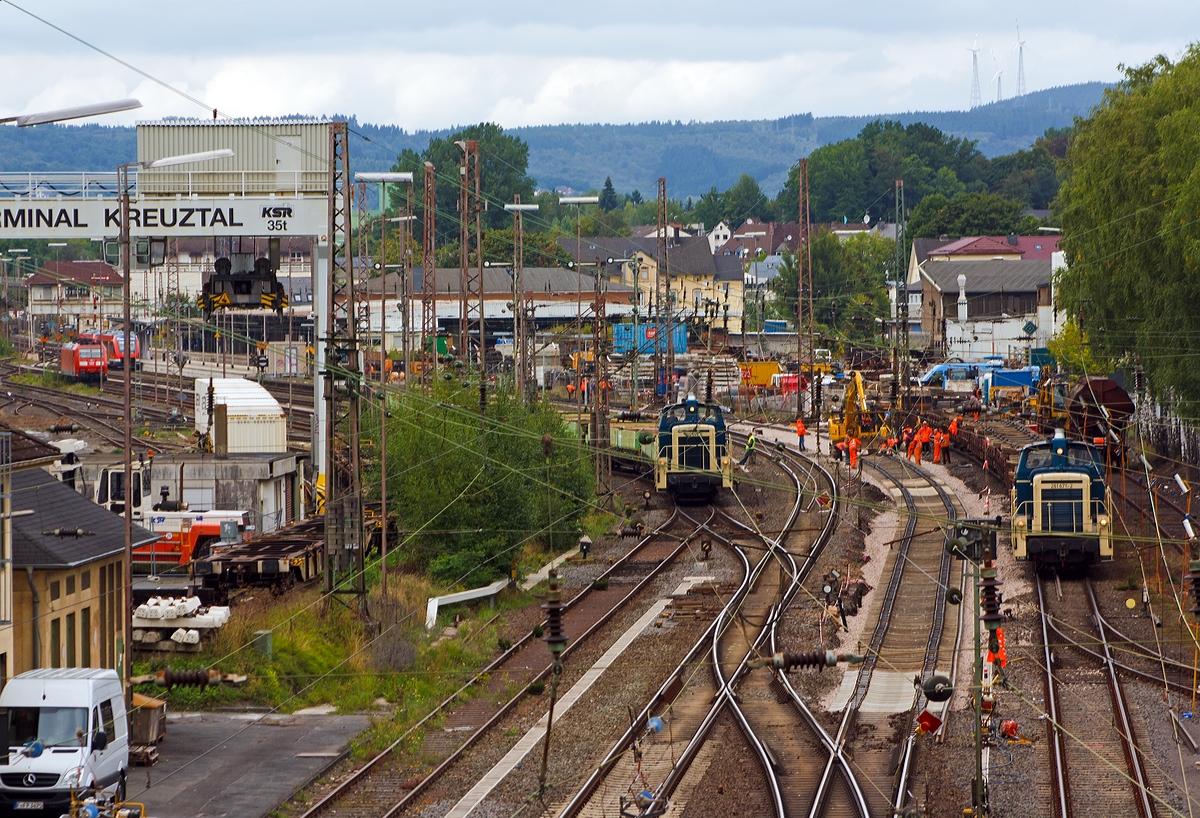 Da hat die KAF Falkenhahn Bau AG (Kreuztal) die Gleisbaustelle sofort vor der Haust�re....
Gleisbaustelle an der KBS 440 (Ruhr-Sieg-Strecke) bzw. DB-Streckennummer 2800 in Kreuztal, Gleis 1 wird erneuert, das Lager der KAF ist gleich neben dem Gleis.
 
Aufnahme von der Langenauer Br�cke am 15.09.2013.