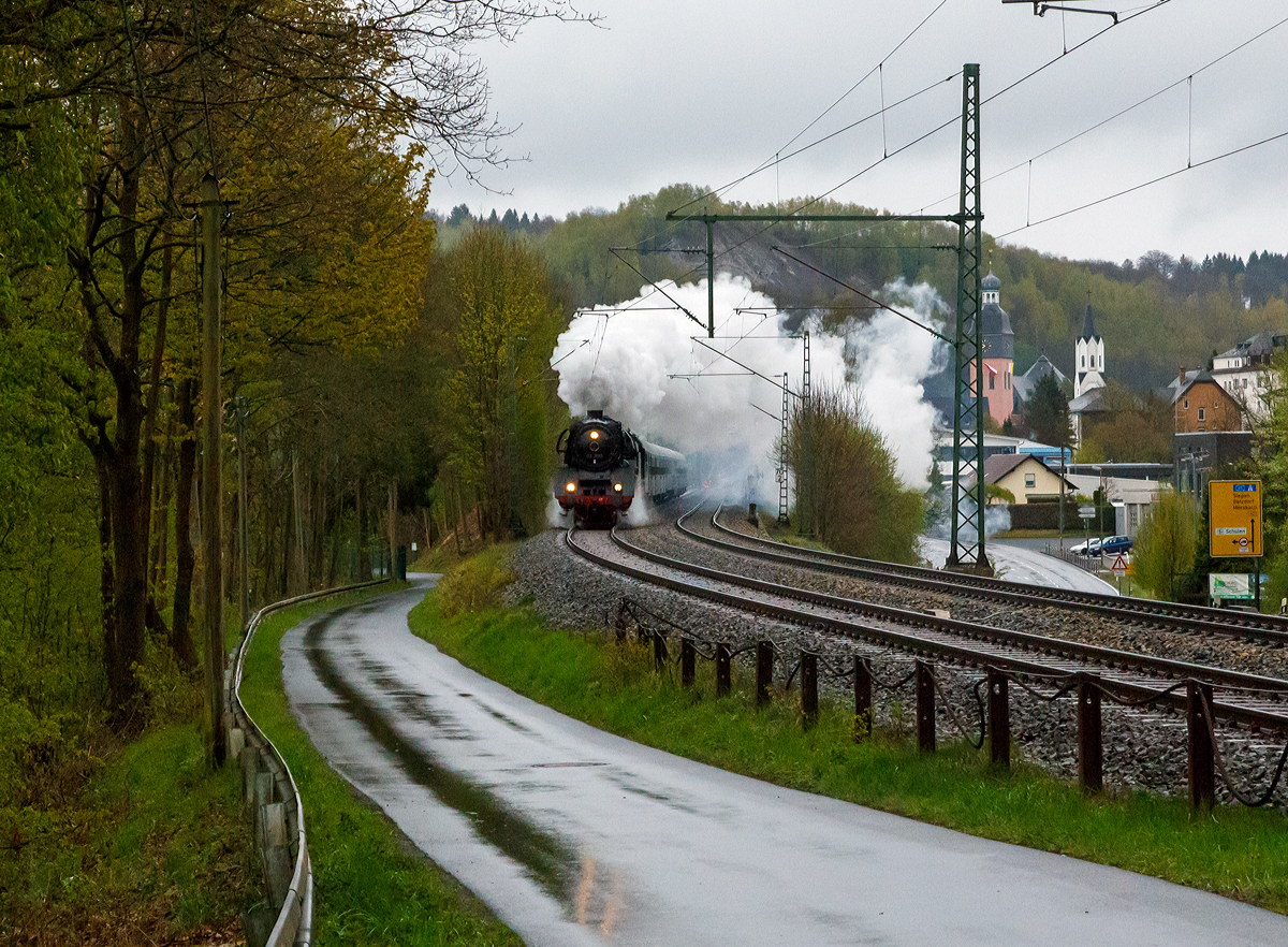 
Da raucht sie heran, die Dreizylinder-Schnellzugdampflok 03 1010 (90 80 0013 010-8 D-HLP), ex DR 03 1010-3, der Traditionsgemeinschaft Bw Halle P e.V. mit dem Dampfsonderzug der Eisenbahnfreunde Treysa e.V. nach Koblenz, am 22.04.2017 in Wissen an der Sieg.