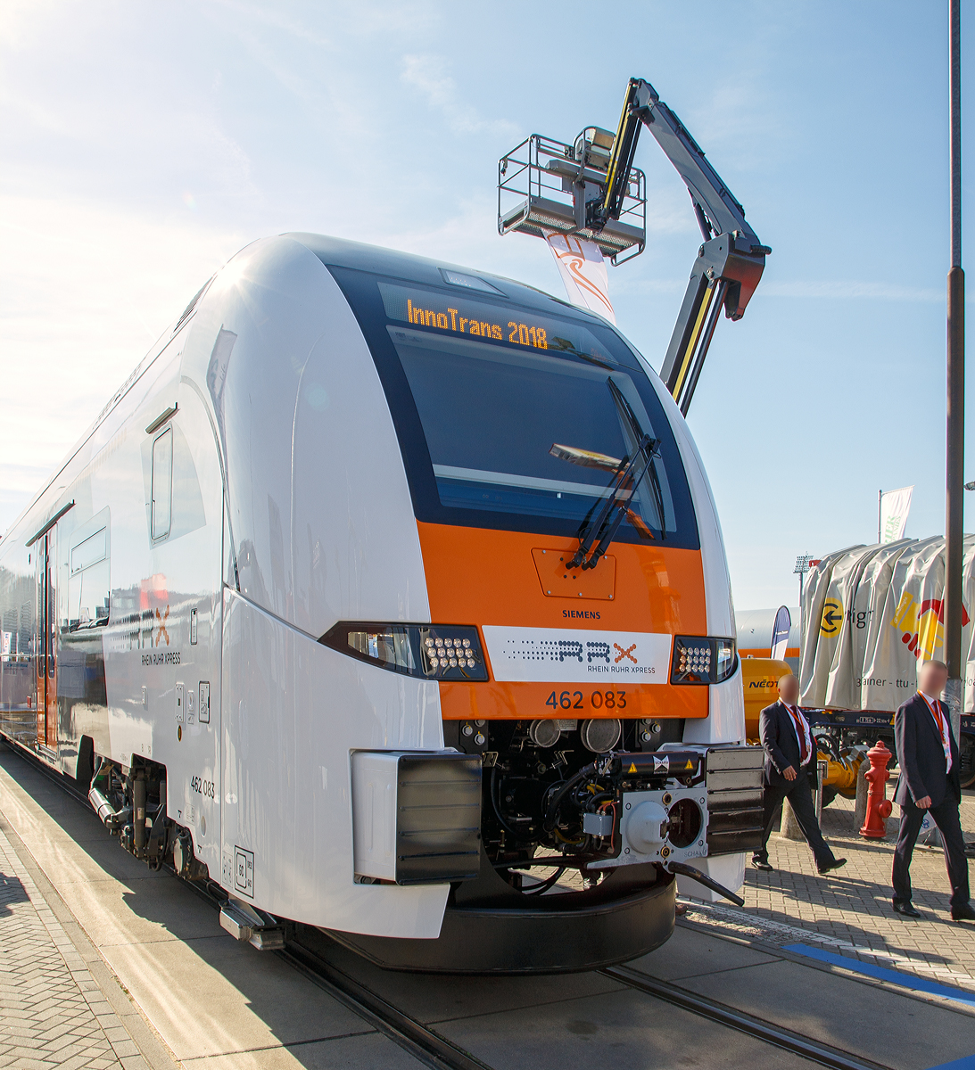 
Da ist Siemens ein guter Wurf gelungen....
Die andere Front des Siemens Desiro HC 462 083 desRhein-Ruhr-Express (RRX), von Siemens präsentiert auf der InnoTrans 2018 in Berlin (hier 18.09.2018).

Hintergrundinformationen und Technische Daten siehe: http://hellertal.startbilder.de/bild/deutschland~museen-und-ausstellungen~innotrans-2018/629248/da-ist-siemens-ein-guter-wurf.html