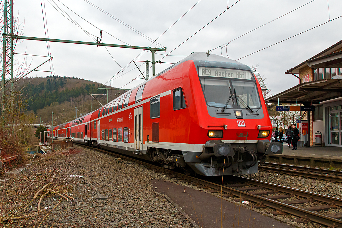 
Da so diese Bilder bald nicht mehr möglich sind, weil das Gleis 107 reaktiviert wird, habe ich nochmal diesen Standort gewählt. 

Steuerwagen voraus fährt am 13.03.2015 der RE 9 (rsx - Rhein-Sieg-Express) Siegen - Köln - Aachen auf Gleis 106 in den Bahnhof Betzdorf/Sieg ein.  Hier ist es ein 2. Klasse Doppelstockwagen-Steuerwagen 2. Klasse der Gattung DBbzfa 761.2 und vier weitere Doppelstock-Wagen, Schublok war die 111 016-2.