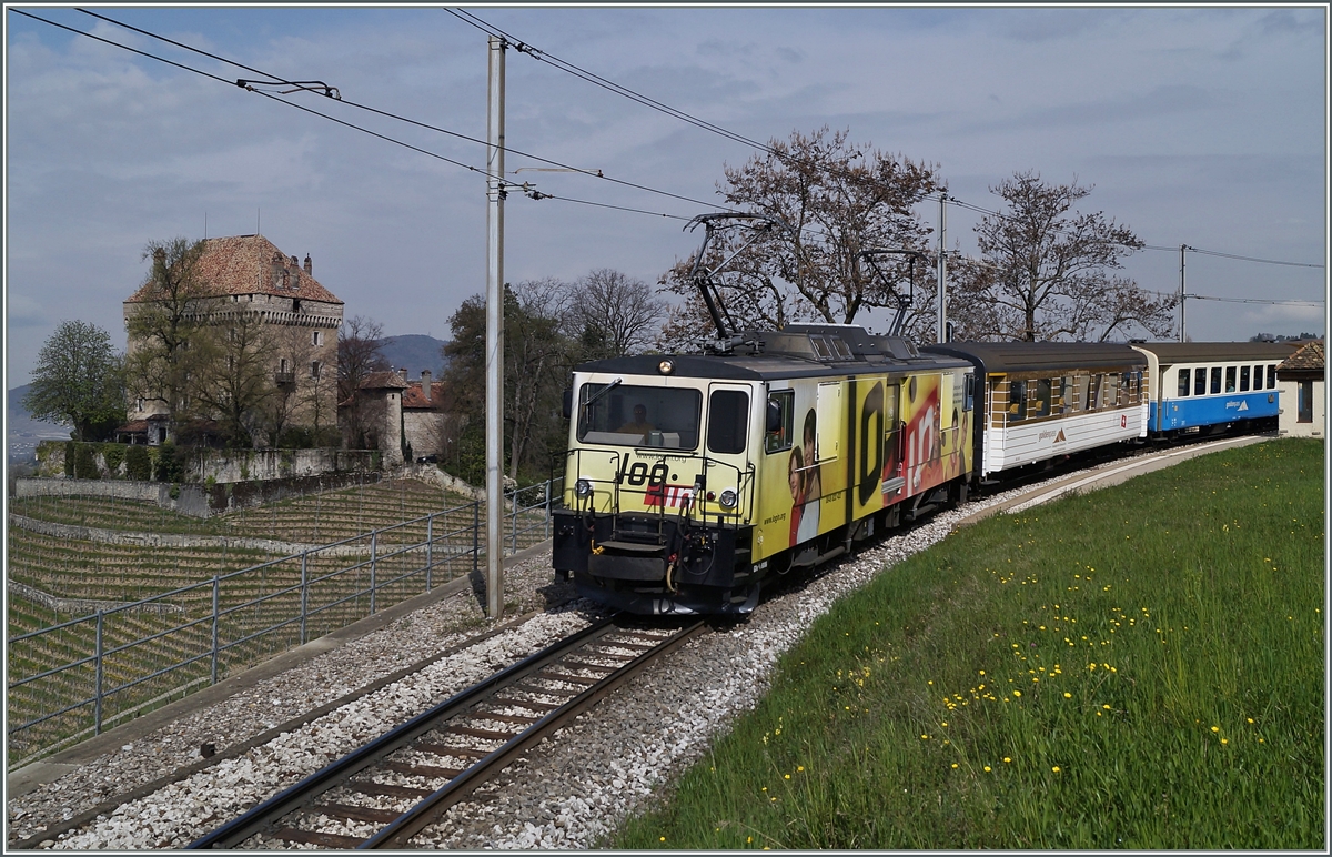 Da der Vier-Wagenzug zu lang war für meine Kamera (!) musste ich mehr oder weiger geschickt  abschneiden ...
GDe 4/4 mit dem MOB Regionalzug 2213 bei Le Châtelard. 
4. April 2014