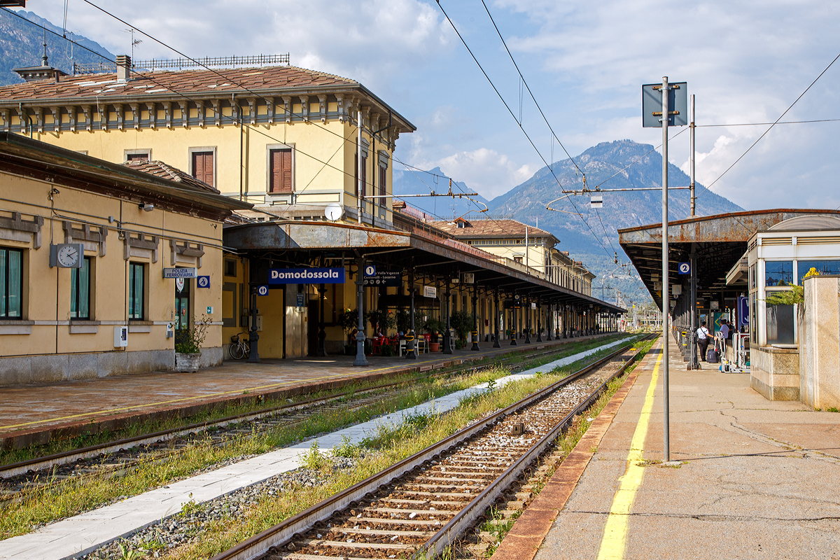 Da wo wir sehr gerne den Caffè espresso genießen....
Am Bahnsteig 1 vom Bahnhof Domodossola hier am 07.09.2021.

Im Bahnhof Domodossola endet die Simplonstrecke (Vallorbe - Lausanne – Brig – Domodossola) bzw. für den Güterverkehr geht es 5 km weiter bis Domodossola II. In der Fortführung beginnen hier die Strecken Domodossola - Novara (RFI 14) und Domodossola – Mailand (RFI 23). Zudem besteht hier der Übergang zur schmalspurigen Centovallibahn nach Locarno.
