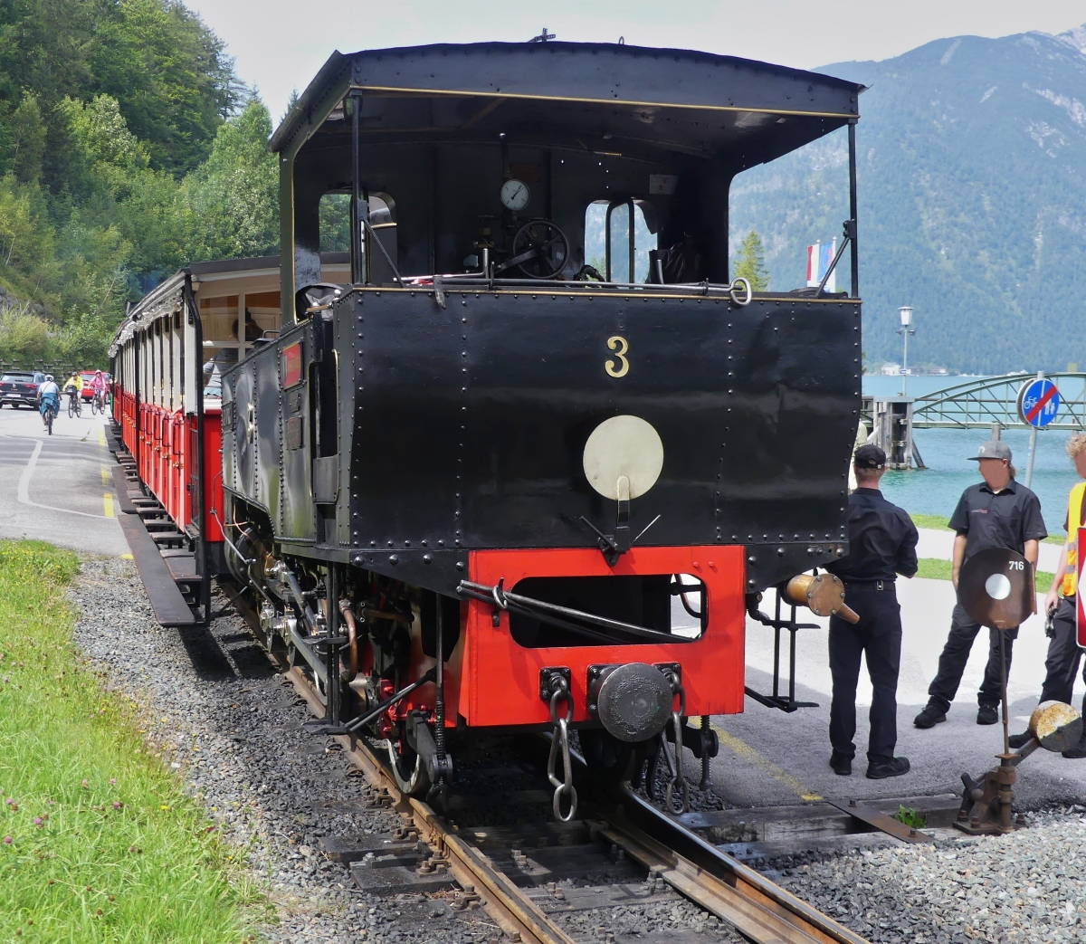 Dampflok 3 der Achenseebahn hat den Zug bis zur Endhaltestelle „Seespitz“ geschoben, die Reisenden ausgestiegen, zum Bootssteg gegangen und eine Schiffrundfahrt auf dem Achensee zu machen. 22.08.2024
Dieses Foto entstand nach der Schiffrundfahrt auf dem Achensee, beide Dampfloks der Achenseebahn stehen an der Endhaltestelle, deshalb steht Lok 3 so nah an der Weiche zum Ausweichgleis