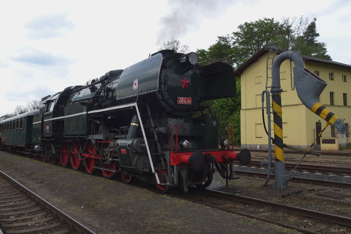 Dampflok 464 202 steht mit ein Sonderzug aus Krup� am 11 Mai 2024 in Luzna u Rakovnika.