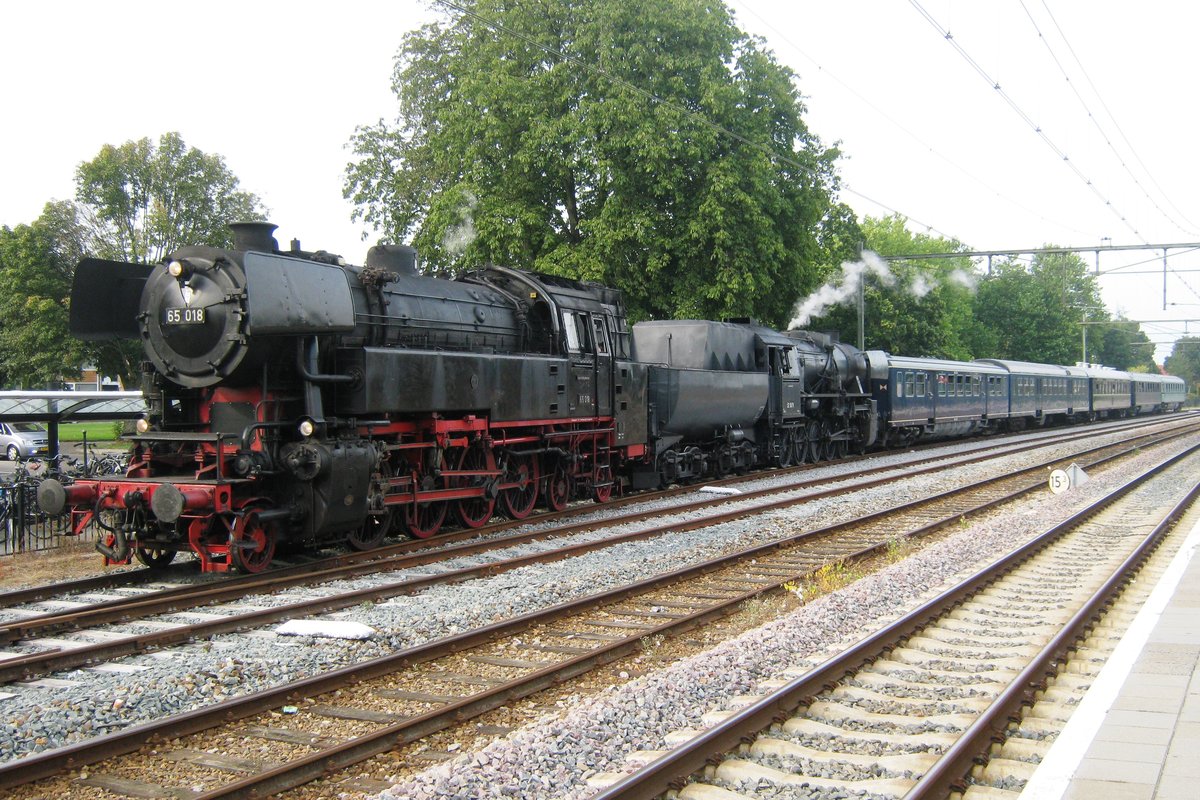 Dampfpendelzug mit 65 018 an der Spitze treft am 2 september 2012 in Dieren ein. Leider ist 65 018 ab November 2018 für mindestens zehn Jahren in die rühestand gegangen wegen Fristablauf.