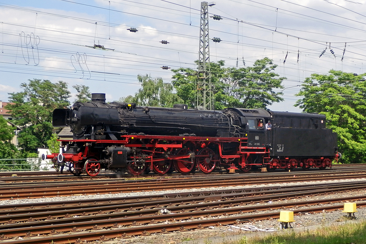 
Dampfspektakel 2014 - Die schnelle Güterzug-Einheitsdampflokomotivene 41 018 der Dampflok-Gesellschaft München e.V., ex DB 042 018-2, ex DB 41 018, ex DR 41 018, fährt am 31.05.2014 in den Hauptbahnhof Neustadt a d. Weinstraße. Die Aufnahme hat Rebecca gemacht.