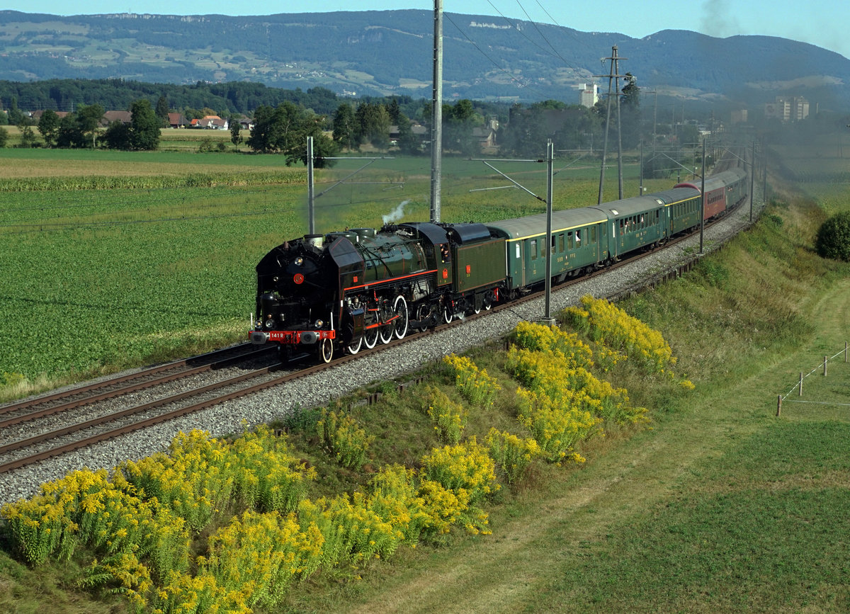 Dampftage 2018 von Lyss
Dampf-Zubringerzug mit der 141.R.1244 vom Verein Mikado 1244 auf voller Fahrt bei Bollodingen am 11. August 2018.
Foto: Walter Ruetsch