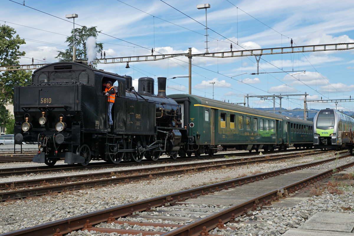 Dampftage 2018 von Lyss
Die Eb 3/5 5810 vom Verein Dampfbahn Bern DBB auf Rangierfahrt in Lyss am 11. August 2018.
Foto: Walter Ruetsch
