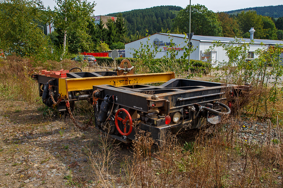 Das Anhängerfahrzeug AF 108 (ohne Mulde),  Kleinwagen Nr. 31.1.8191 5, der H. Klostermann Baugesellschaft mbH (Hamm), ist am 03.09.2016 beim Bf Brachbach (Sieg) angestellt. Auf ihm liegt noch die Verlade-Traverse. Das Fahrzeug hat vier Twistlock Containerverriegelungen für eine Mulde. 

Der Anhänger wurde 1991 vom DR Raw Stendal  (Deutsche Reichsbahn Reichsbahnausbesserungswerk) unter der Fabriknummer 81/13 gebaut. Die Anhängerfahrzeuge vom Typ AF 108 wurden als Anhänger zu den Mehrzweck-Gleisarbeitsfahrzeugen (MZG) bzw. Mehrzweckarbeitsfahrzeug MZ 102 der Deutsche Reichsbahn hergestellt.

TECHNISCHE DATEN:
Spurweite: 1.435 mm
Anzahl der Achsen: 2
Eigengewicht: 4.800 kg
Nutzlast: 8.000 kg
Länge über Puffer: 4.900 mm
Achsabstand: 2.500 mm
Laufraddurchmesser: 700 mm (neu)
Zul. Geschwindigkeit (Hg): 20 Km/h  (ursprünglich 60 km/h)
Bremse: Indir.-Dbr.
Handbremse: Ja
