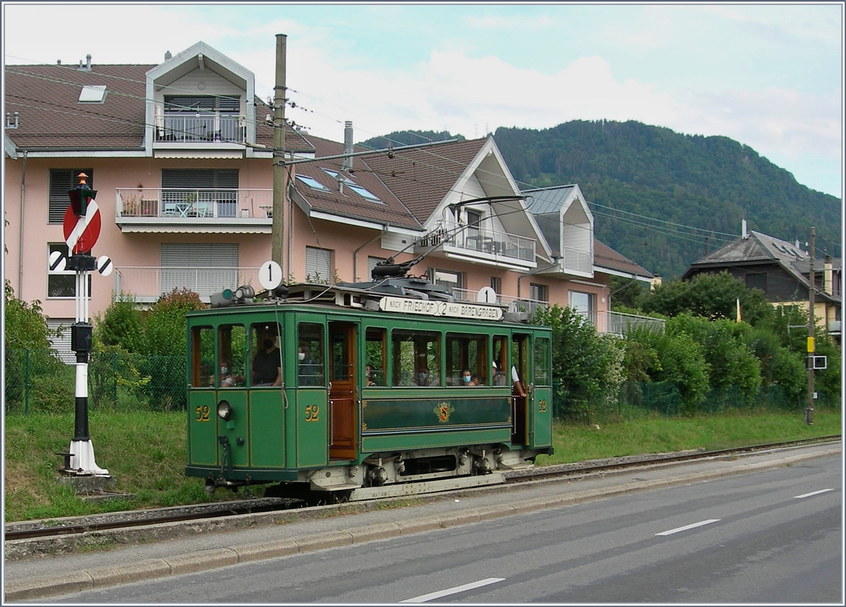 Das Berner Tram Ce 2/2 52 (Baujahr 1914) erreicht als letzter Zug des Tages Blonay. 

16. August 2020