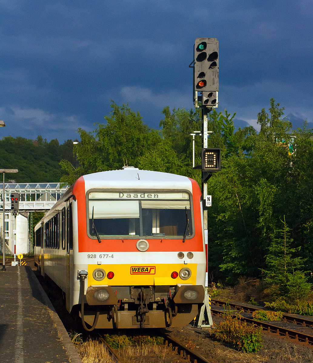 
Das besondere Licht verleitete mich zu diesem Nachschuß: Diesel-Triebzug 928 677-4 / 628 677-7 Daadetalbahn der Westerwaldbahn (WEBA) verläßt am 15.06.2012 den Bahnhof Betzdorf/Sieg in Richtung Daaden.