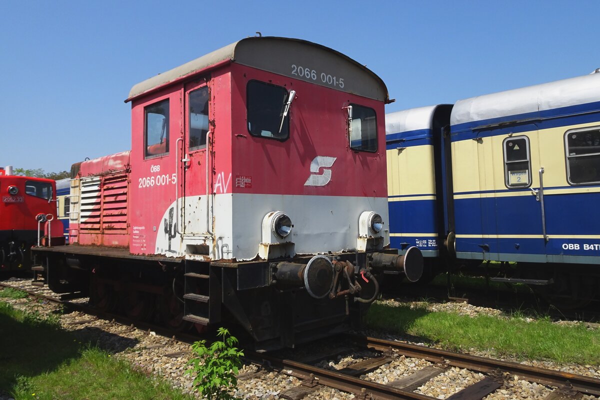 Das Einzelst�ck 2066 001 entstand in �sterreich nach den 2. Weltkrieg aus das Wrack der Wehrmachtsdiesellok HF25 901 in Wiener Neustadt. Ab 1955 bis 1994 wurde der umgebauter Lok als 2066.01 ins �BB Werk Floridsdorf eingesetzt und wurde nach ein Verbleib in MIstelbach in leider nicht ganz glori�sen Zustand ins Heizhaus Strasshof gebracht, wo sie am 21 Mai 2023 fotografiert wurde.