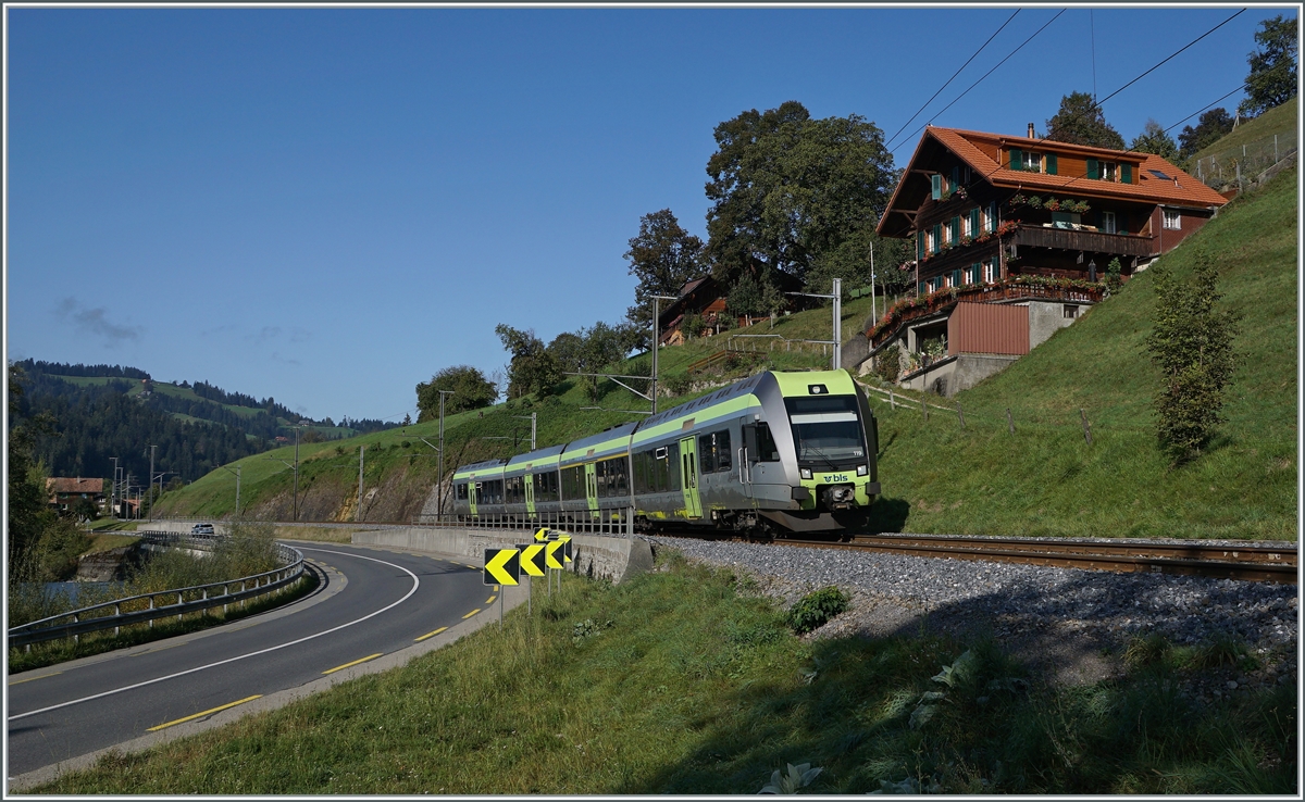 Das Emmental verfügt über wunderschöne Bauernhäuser, sie im Zusammenhang mit der Eisenbahn zu fotografieren ergibt eine ganz so einfach zu lösende Aufgabe.

Der BLS RABe 535 119  Lötschberger  fährt kurz vor Trubschachen der Iflis entlang in Richtung Luzern.

 30. Sept. 2020