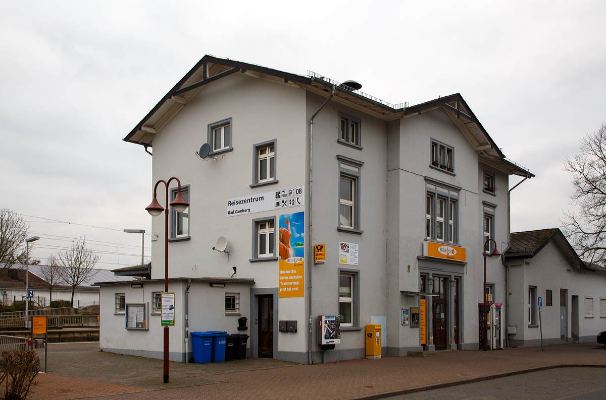 
Das Empfangsgebäude vom Bahnhof Bad Camberg von der Straßenseite am 13.01.2018. Der Bahnhof Bad Camberg liegt bei km 49,3 an der Main-Lahn-Bahn (KBS 627).