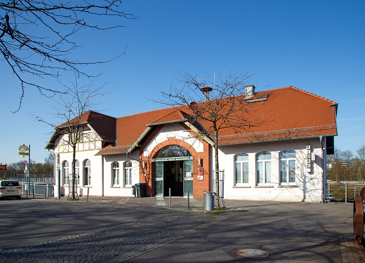 
Das Empfangsgebäude vom Bahnhof Mainz-Bischofsheim am 08.04.2018.

Der Bahnhof Mainz-Bischofsheim ist der Bahnhof der hessischen Gemeinde Bischofsheim (Kreis Groß-Gerau). Da Bischofsheim zwischen 1930 und 1945 ein Stadtteil von Mainz war und der Bahnhof danach nicht rückbenannt wurde, hat sich der Zusatz „Mainz-“ erhalten.

Im Personenverkehr wird Bischofsheim von S-Bahnen und Regionalzügen bedient, deutlich größer ist seine Bedeutung für den Güterverkehr, Mainz-Bischofsheim ist der größte Rangierbahnhof in der Region Frankfurt Rhein-Main.

Dies ist nicht das ursprüngliche von der Hessischen Ludwigsbahn errichtete Empfangsgebäude, welches noch erhalten ist aber ca. 500 m östlich steht und heute dem Güterbahnhof dient. 

Im Zuge der Umbauarbeiten an den Bahnhofsanlagen wurde 1904 dieses neue Empfangsgebäude errichtet, das heute noch in Betrieb steht. Es hat einen annähernd T-förmigen Grundriss. Aufgrund der Hanglage ist es straßenseitig eingeschossig, bahnsteigseitig zweigeschossig. Das wurde gleich Anfangs genutzt, um eine Fußgängerüberführung zu dem Inselbahnsteig anzulegen. 

Das neue Empfangsgebäude wurde in Hanglage als massiver zweigeschossiger Bau im zeitgenössischen Jugendstil errichtet. Die gemauerten Geschosse sind verputzt, die Zwerchgiebel des Querbaues sind in Fachwerk ausgeführt. Der Zugang zum Bahnhof liegt im 1. Obergeschoss. Von dort aus sind die Bahnsteige über einen Steg erreichbar.

Nach zahlreichen baulichen Änderungen wurde das Gebäude 2002/03, am historischen Original orientiert, von der Gemeinde Bischofsheim zurückgebaut und modernisiert.
