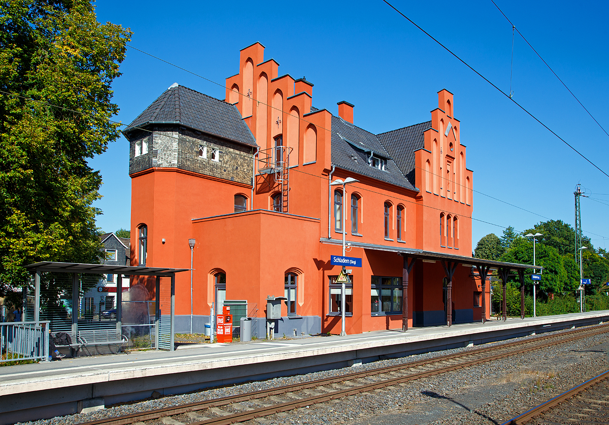 
Das Empfangsgeb�ude des Bahnhofs Schladern (Sieg) an der Siegstrecke im Ort Windeck-Schladern am 01.09.2018. Das im wilhelminischen Stil 1859 erbaute Ziegelgeb�ude steht unter Denkmalschutz. 