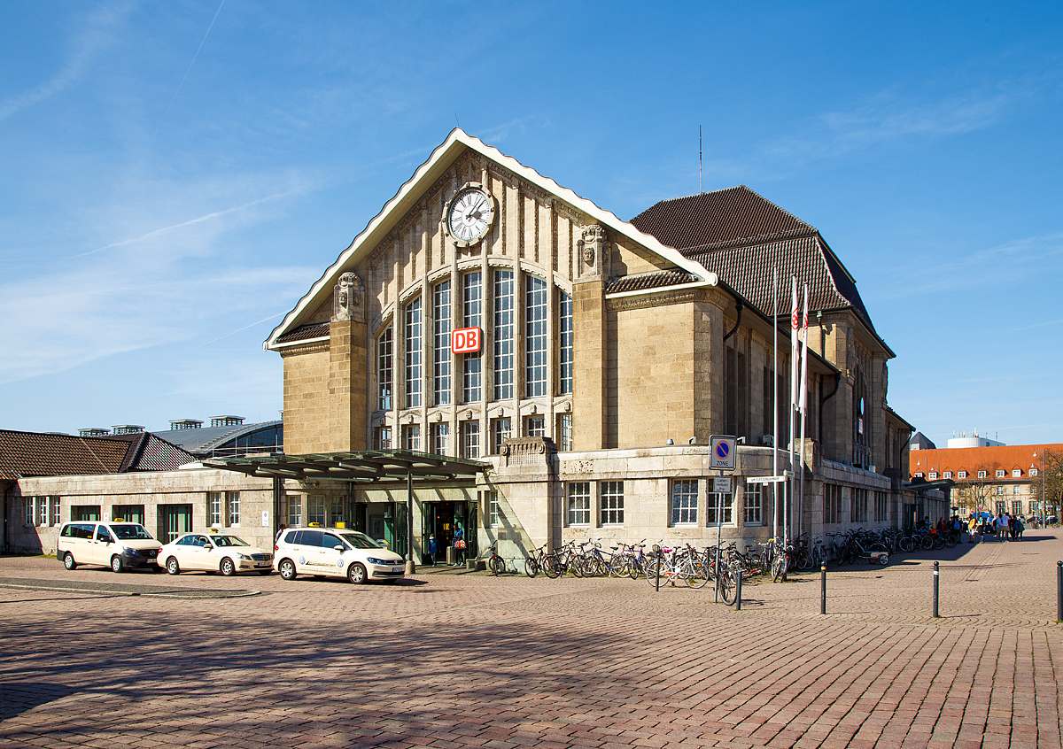 
Das Empfangsgebäude (Südeingang) vom Hauptbahnhof Darmstadt am 07.04.2018.