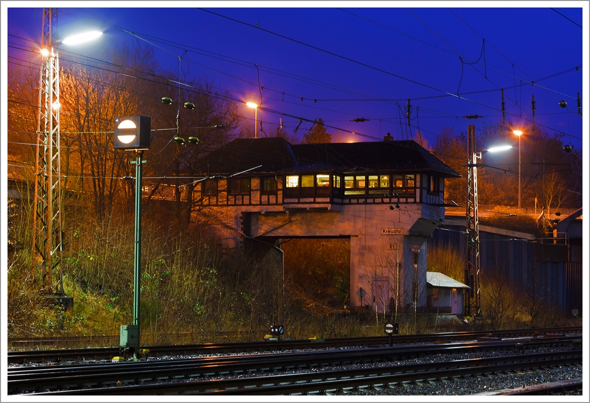 Das Fahrdienstleiter Stellwerk Kreuztal (Kf) am 04.01.2014 im abendlichen Licht. 

Das Reiterstellwerk wurde 1923 in Betrieb genommen, heute steht es unter Denkmalschutz. 