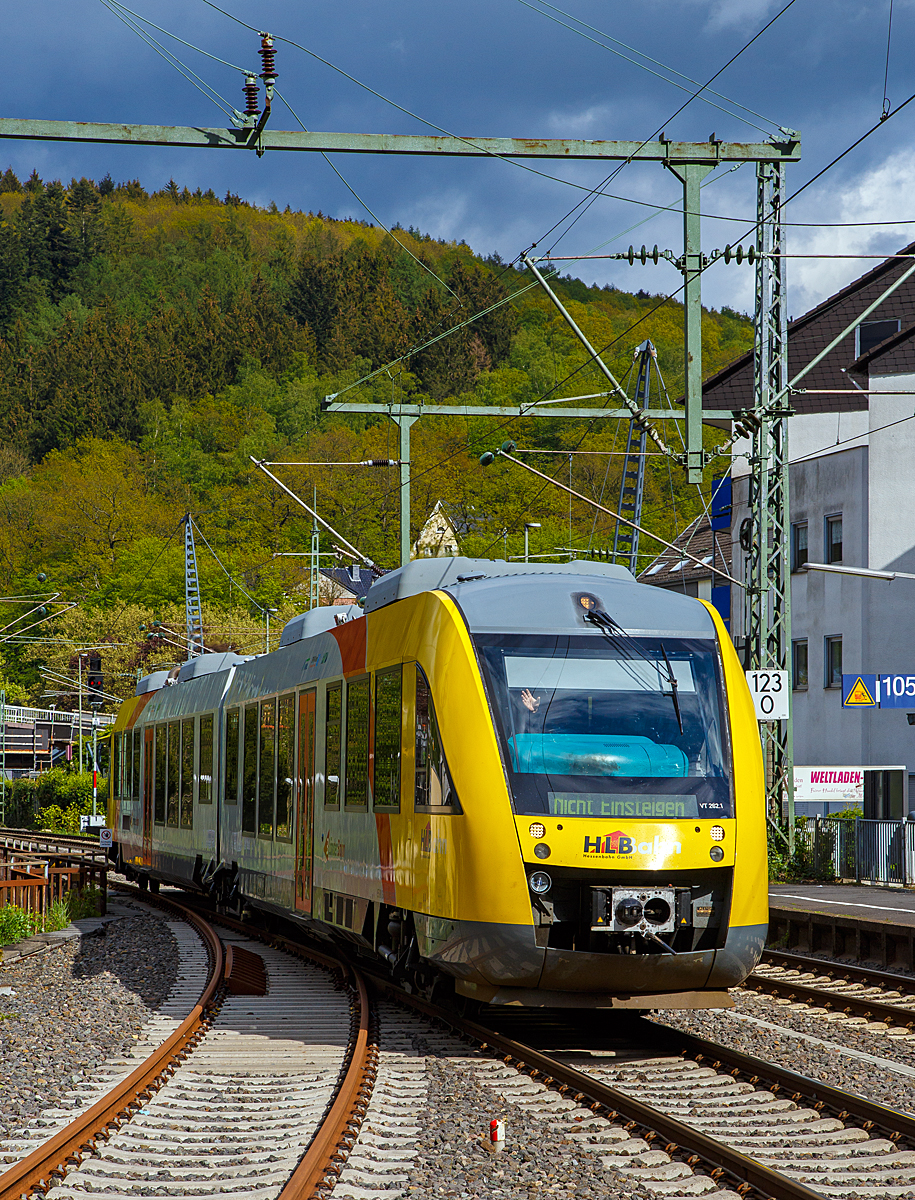 
Das freut den Fotografen immer wieder wenn er so freundlich gegrüßt wird...
Der HLB VT 262 (95 80 0648 162-5 D-HEB / 95 80 0648 662-4 D-HEB) ein LINT 41 der Hessische Landesbahn erreicht am 04.05.2019, als RB 93 Rothaarbahn (Bad Berleburg - Siegen - Betzdorf), seinen Zielbahnhof Betzdorf/Sieg.

Nochmals einen lieben Gruß an den freundlichen Tf zurück.
