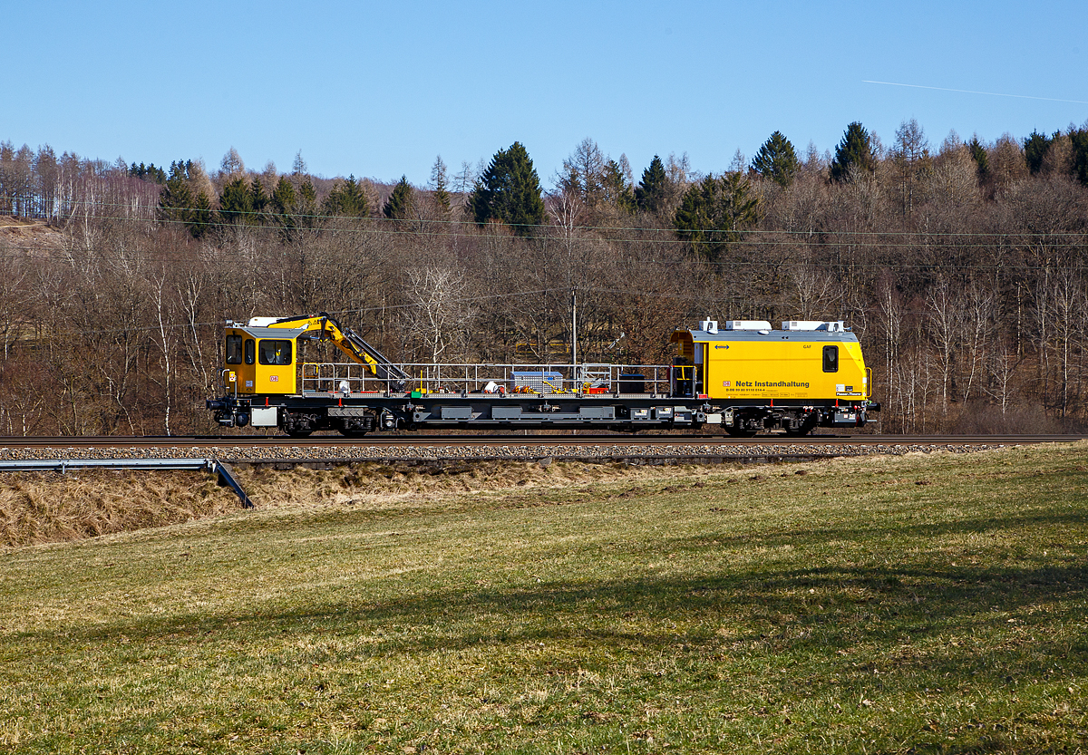 Das Gleisarbeitsfahrzeug „Hummel“ 746 014 (99 80 9110 014-4 D-DB), ein neues Plasser & Theurer GAF (auf MISS-Plattform) der DB Netz AG (Netz Instandhaltung) fährt am 10.03.2022 bei Rudersdorf (Kr. Siegen) über die Dillstrecke (KBS 445) in Richtung Siegen.

Das Gleisarbeitsfahrzeug (GAF) wurde 2019 von Plasser & Theurer in Linz (Österreich) unter der Fabriknummer 6702 gebaut.
