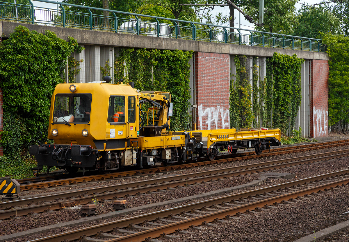 Das Gleisarbeitsfahrzeug GAF 100 R/A (Schweres Nebenfahrzeug Nr. 97 17 52 023 18-5 (aktuell als 741 236 bez.) mit einem Gleiskraftwagenanhänger H27 beide von der DB Netz AG fährt am 16.06.2015 durch den Bahnhof Hamburg-Harburg in Richtung Hamburg.

Das GAF 100 R/A wurde 1998 von GBM (Gleisbaumechanik Brandenburg/H. GmbH) unter der Fabriknummer 62.1.197 gebaut.
