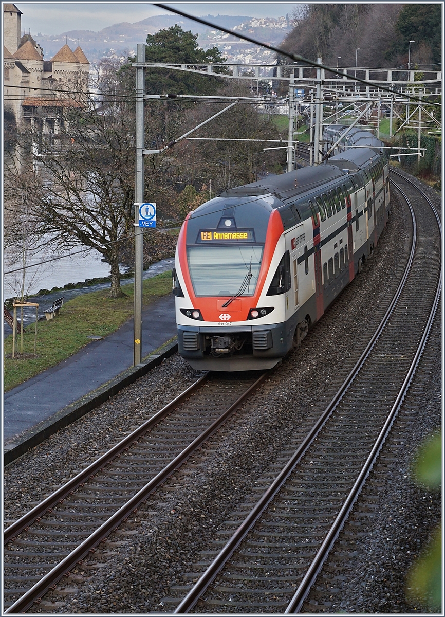 Das hätten sich die Ritter und Könige des links im Bild angedeuteten Château de Chillon kaum träumen lassen: eine stündliche Verbindung nach Savoyen! 

Etas relativierend muss gesagt werden, dass z.Z. Streckbedingt der RE nur bis Genève Statt Annemasse verkehrt und der Halt in Veytaux-Chillon nur im Sommer angeboten wird. 

Im Bild der SBB RABe 511 017 als RE18430 von St-Maurice nach Genève kurz nach Villeneuve. 

4. Jan. 2020