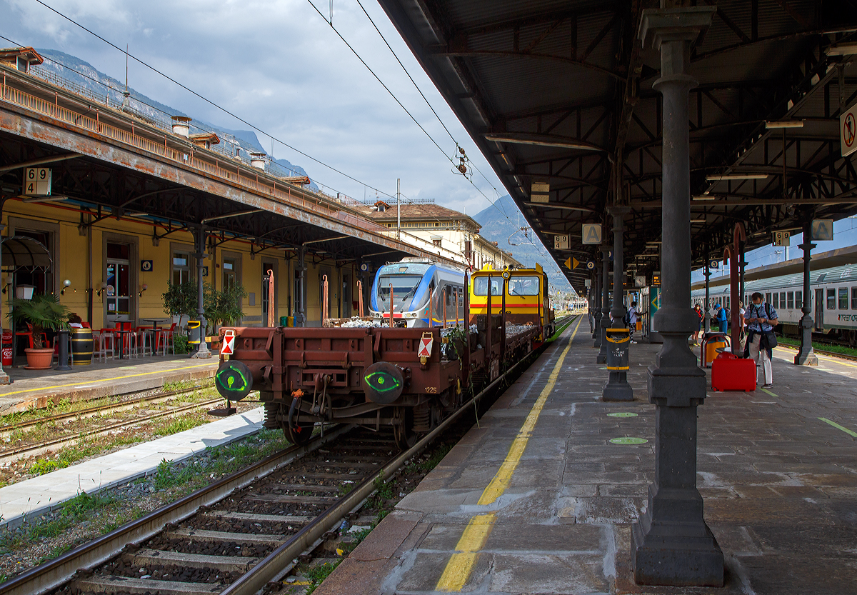 Das Italienische MerMec Gleisarbeitsfahrzeug IT-RFI 152 194-2 der RFI (Rete Ferroviaria Italiana) f�hrt am 08.09.2021 mit einem vierachsigen Flachwagen durch den Bahnhof Domodossola in Richtung Norden.